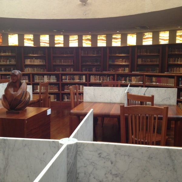 Foto tirada no(a) Biblioteca Universitaria &quot;Raúl Rangel Frías&quot; (Magna) por Ricardo R. em 5/9/2013