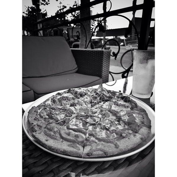 Foto diambil di Crust Gourmet Pizza Bar oleh Rolando Deeohz M. pada 5/30/2013
