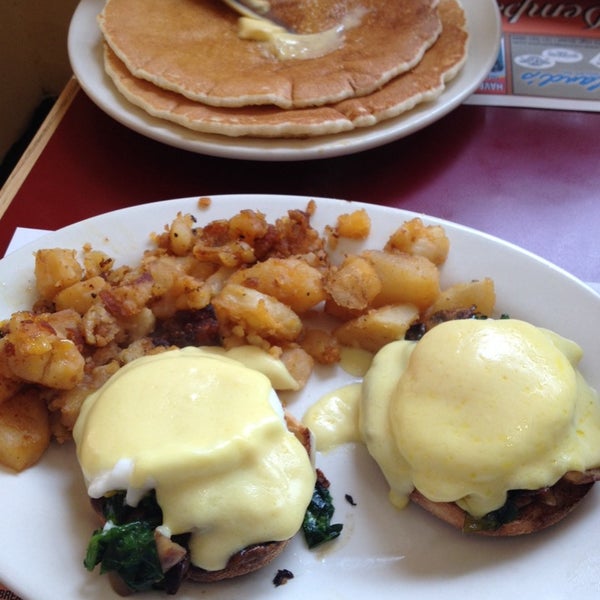 6/19/2014にGabs J.がDempsey&#39;s Breakfast and Lunchで撮った写真