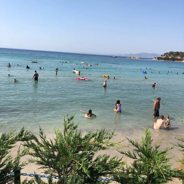 รูปภาพถ่ายที่ İkizler Beach โดย Feyza&amp; Metin #. เมื่อ 7/4/2018