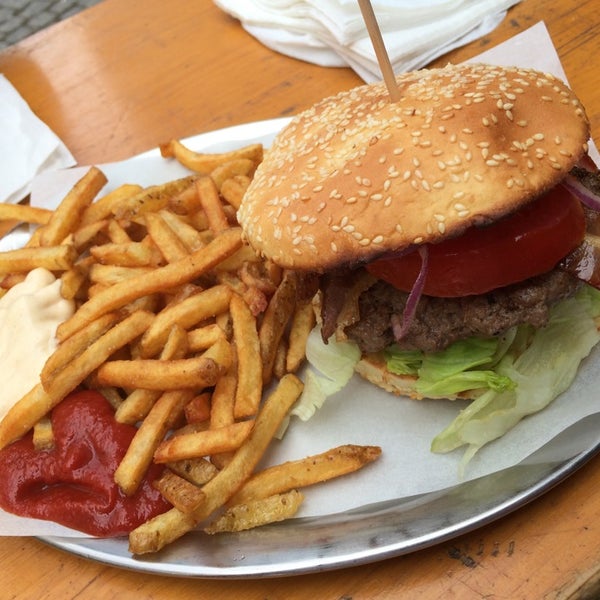 Photo taken at Hamburger Heaven by Joern Hendrik A. on 8/5/2014