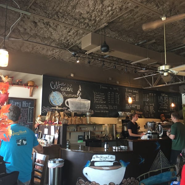 Foto tomada en The Haus Coffee Shop  por Asher Y. el 9/24/2017