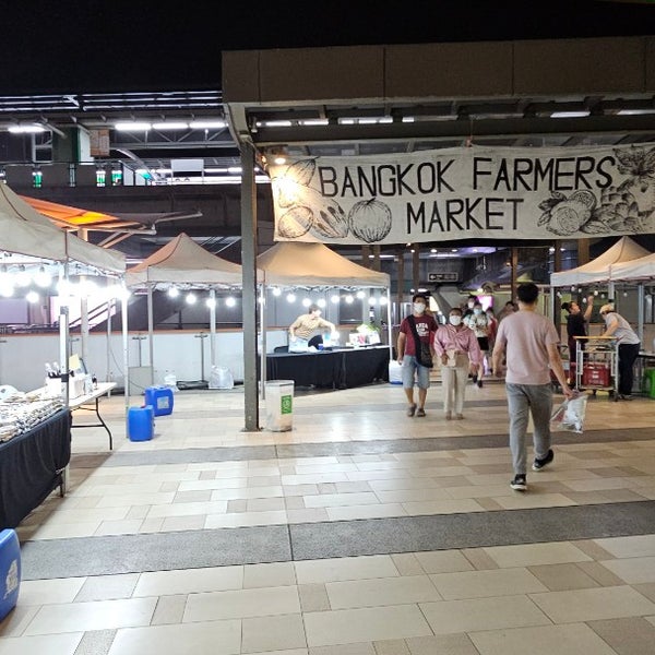 รูปภาพถ่ายที่ Bangkok Farmers&#39; Market โดย AorPG R. เมื่อ 5/21/2023