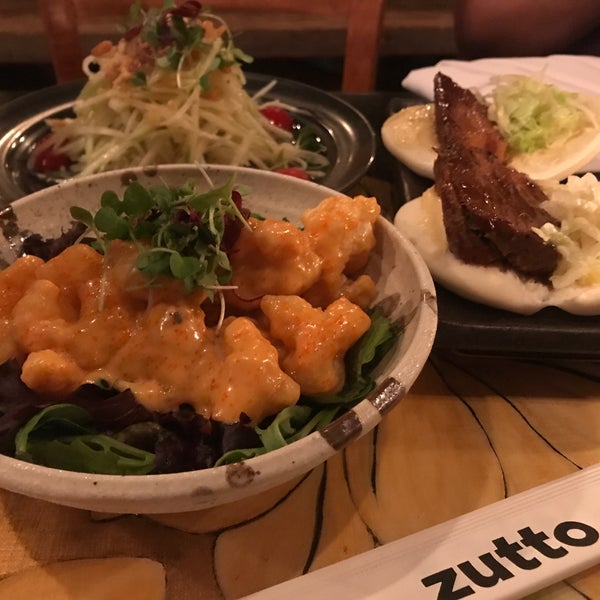 Photo prise au Zutto Japanese American Pub par Monica Grace M. le8/6/2017