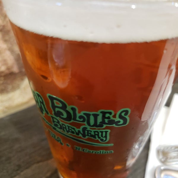 Photo taken at Oskar Blues Grill and Brew by Richard L. on 8/5/2019