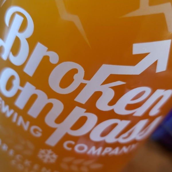 Foto diambil di Broken Compass Brewing oleh Richard L. pada 7/17/2021