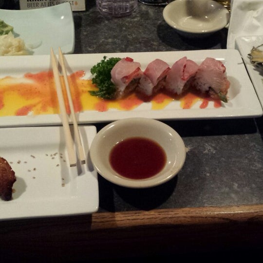 Photo prise au Sakana Sushi &amp; Grill par Joey W. le3/24/2014