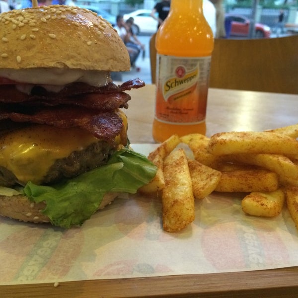 9/21/2014 tarihinde Can K.ziyaretçi tarafından Beeves Burger'de çekilen fotoğraf