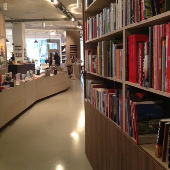 Foto tirada no(a) ocelot, not just another bookstore por 　　エレーナ em 11/20/2012