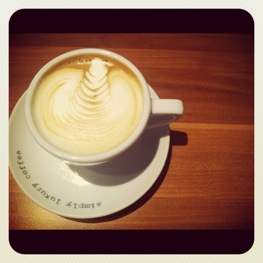 รูปภาพถ่ายที่ Eli&#39;s Caffe โดย Tea M. เมื่อ 12/1/2012