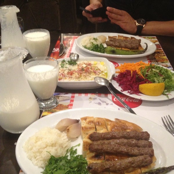รูปภาพถ่ายที่ Özdoyum Restaurant โดย Tuncay A. เมื่อ 4/28/2013