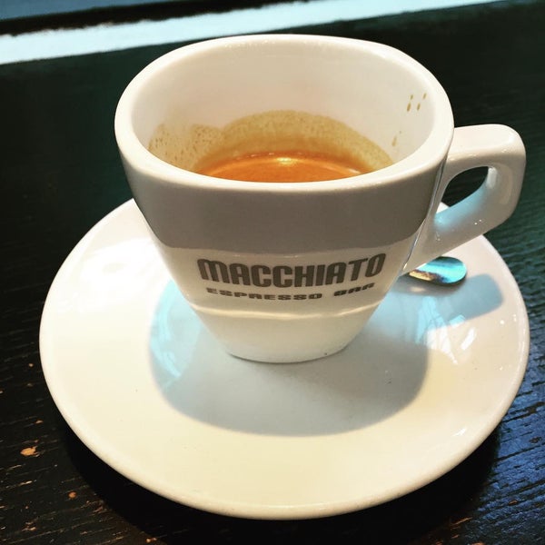 7/20/2015 tarihinde Gordon C.ziyaretçi tarafından Macchiato Espresso Bar'de çekilen fotoğraf