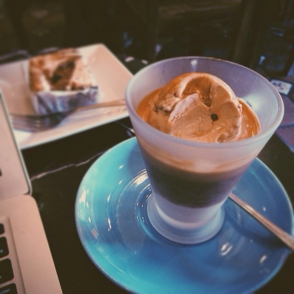 Photo prise au Gelato Bar &amp; Espresso Caffe par Micah R. le1/21/2014