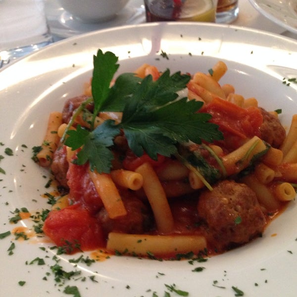4/24/2014 tarihinde Paulette A.ziyaretçi tarafından Marcony Restaurant'de çekilen fotoğraf