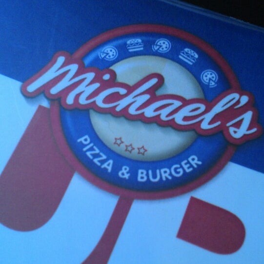 Снимок сделан в Michael&#39;s Pizza &amp; Burger пользователем Cacau A. 11/10/2013