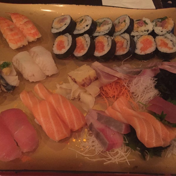 Foto diambil di Nagomi Sushi oleh Kato L. pada 2/23/2015