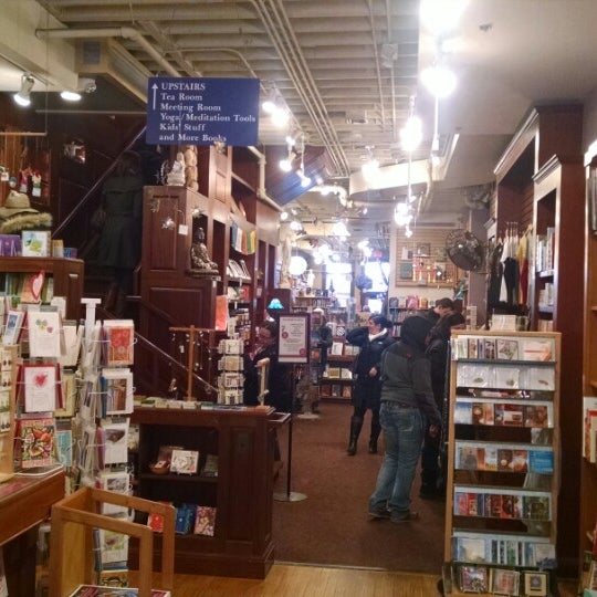รูปภาพถ่ายที่ Crazy Wisdom Bookstore &amp; Tea Room โดย Killer S. เมื่อ 1/31/2015