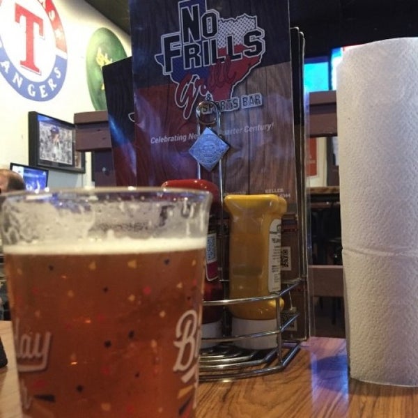 3/28/2015 tarihinde Arthur A.ziyaretçi tarafından No Frills Grill &amp; Sports Bar - Arlington, TX'de çekilen fotoğraf