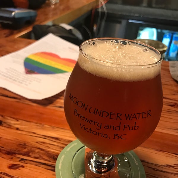 Photo taken at Moon Under Water Pub &amp; Brewery by Arthur A. on 7/7/2018