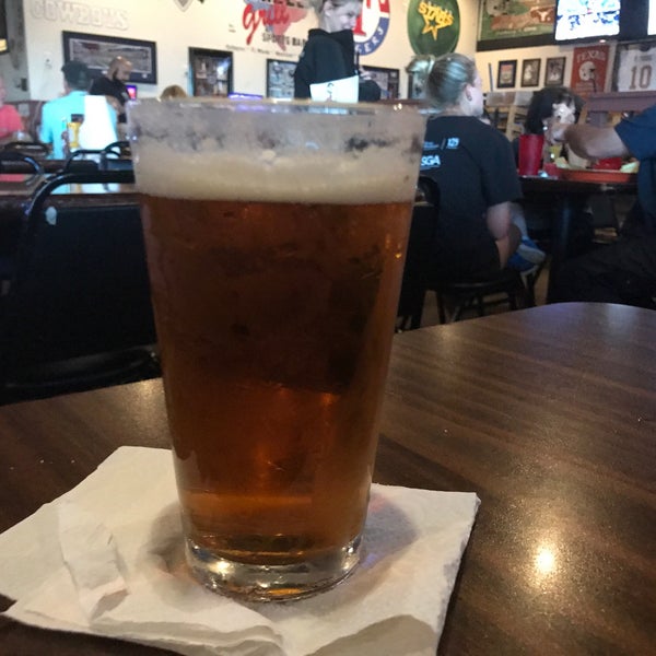 5/10/2018 tarihinde Arthur A.ziyaretçi tarafından No Frills Grill &amp; Sports Bar - Arlington, TX'de çekilen fotoğraf