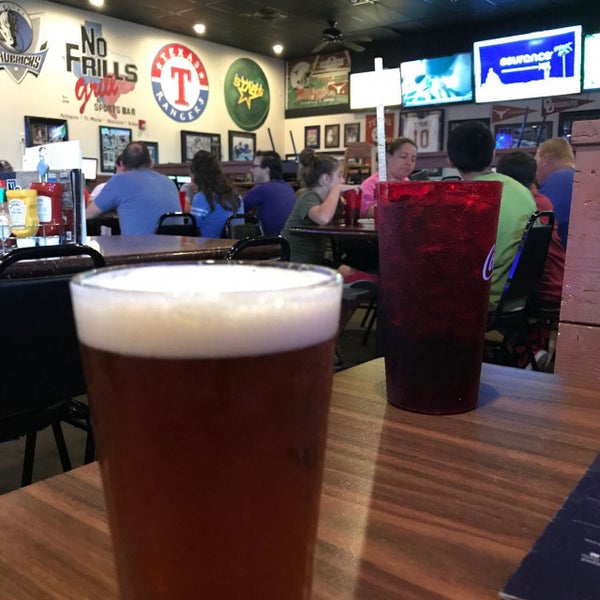 8/13/2017 tarihinde Arthur A.ziyaretçi tarafından No Frills Grill &amp; Sports Bar - Arlington, TX'de çekilen fotoğraf