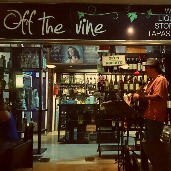 8/17/2014にKeny P.がOff The Vine Playa Wine &amp; Deli Barで撮った写真
