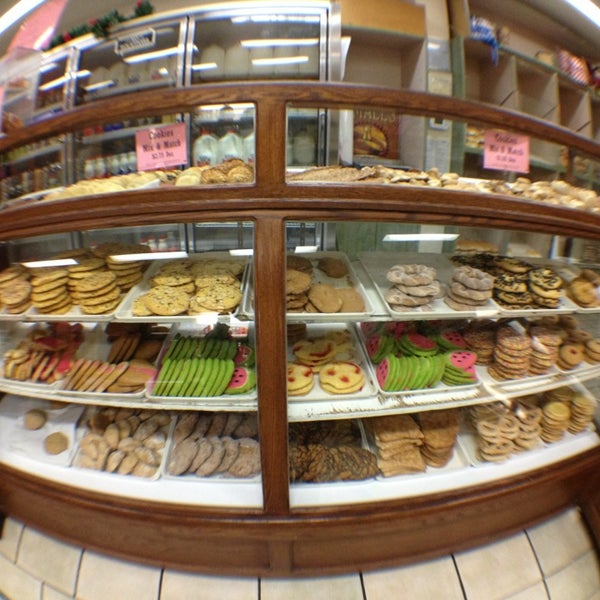 รูปภาพถ่ายที่ El Gallo Bakery โดย goEastLos เมื่อ 1/9/2013