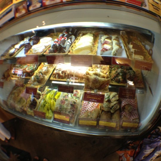 9/23/2012にgoEastLosがFrumento&#39;s Italian Marketで撮った写真