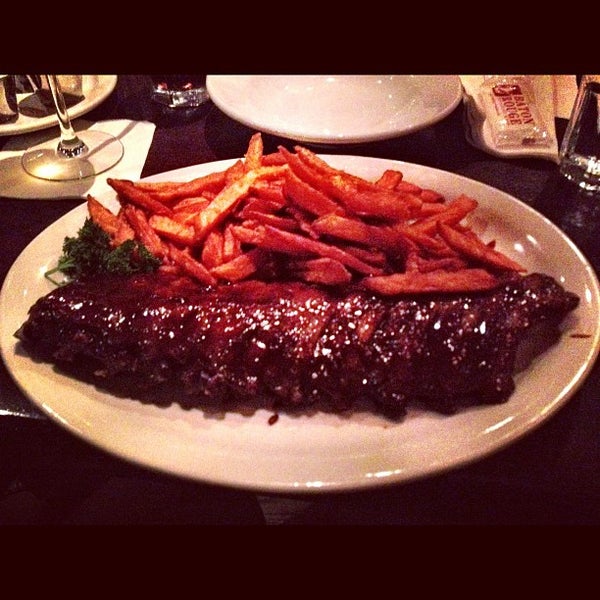Foto diambil di Bâton Rouge Steakhouse &amp; Bar oleh Kaila Q. pada 10/27/2012