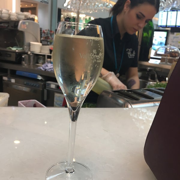 Flutes Champagne Bar in Dublin
