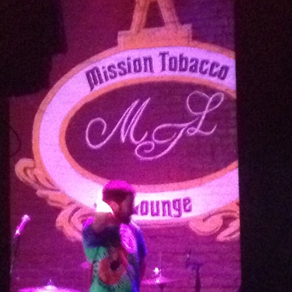 Foto tomada en Mission Tobacco Lounge  por MJ P. el 1/9/2014