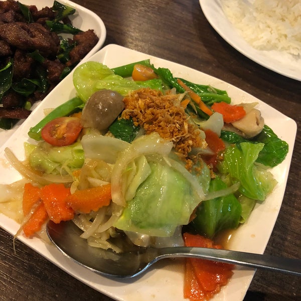 Foto scattata a E-Sarn Thai Cuisine da XinYing C. il 4/23/2018