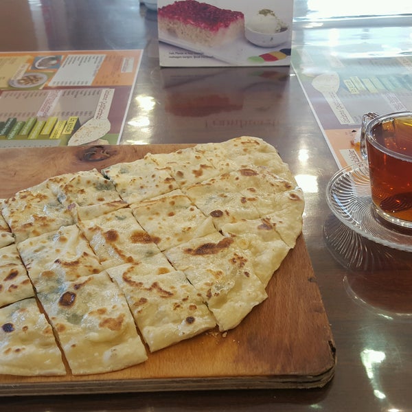 รูปภาพถ่ายที่ Türkmen Cafe โดย Serpil C. เมื่อ 10/1/2016