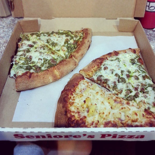 Foto tomada en Seniore&#39;s Pizza  por Michael K. el 7/7/2013