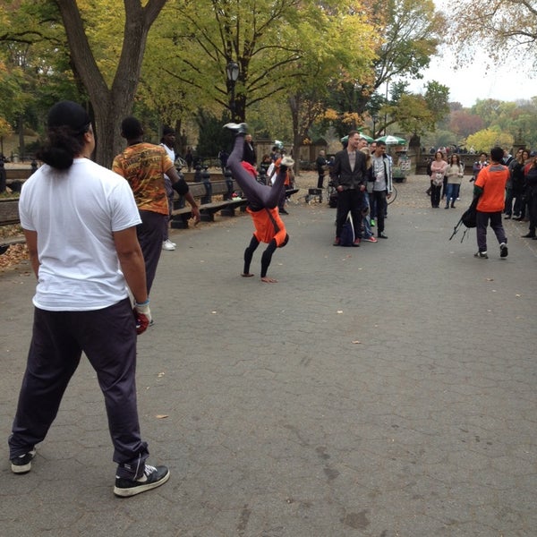 รูปภาพถ่ายที่ Central Park Bike Tours โดย Ania G. เมื่อ 10/31/2013