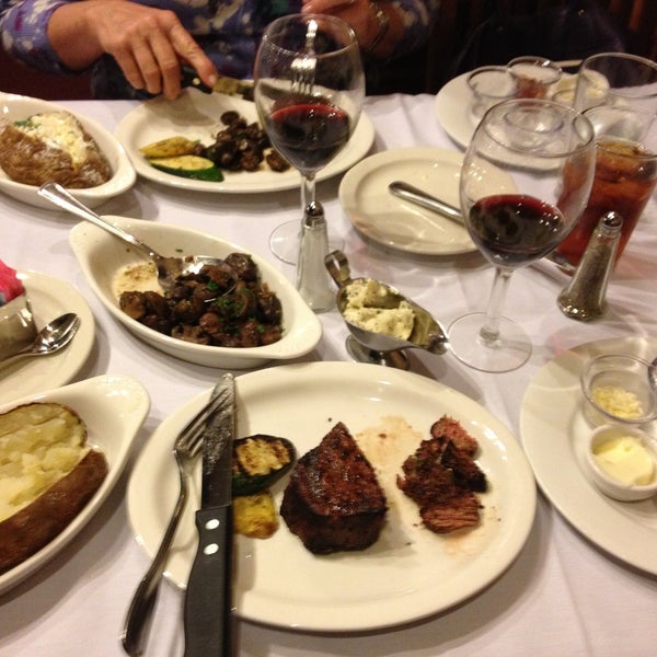 4/10/2013에 Doug D.님이 Chop House Steaks &amp; Seafood에서 찍은 사진