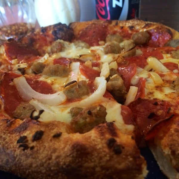 Foto tirada no(a) B&amp;J’s Pizza - The Original por Mychael R. em 8/16/2014