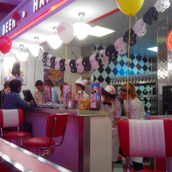 Photo taken at Johnny Rockets by Павел Т. on 11/4/2013