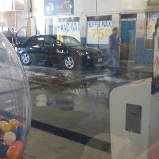 Foto tirada no(a) Logan Square Hand Car Wash &amp; Detailing por Iliana G. em 10/2/2013