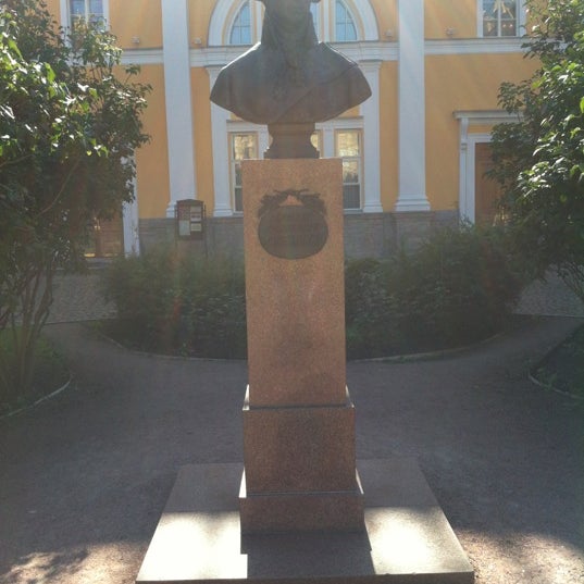 Г р памятник. Памятники державину питер. Лядской сад казань памятник державину. Ода памятник державин. Памятник гавриила романовича державина.