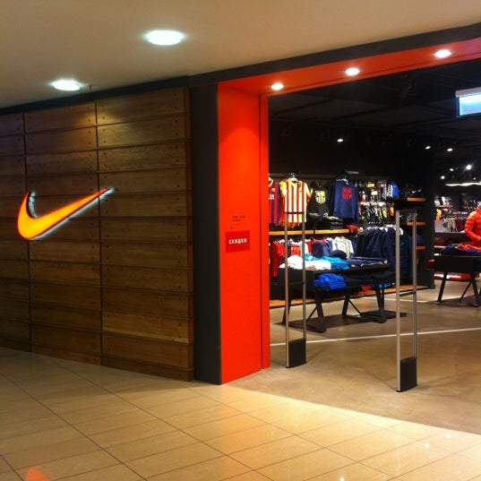 Магазин найк в спб. Nike магазин. Найк Санкт-Петербург. Магазин найк в Питере. Магазин найк Гранд каньон.
