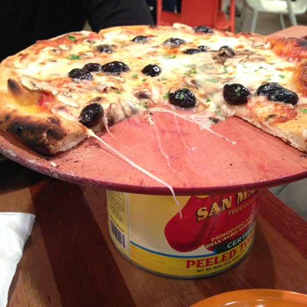 Foto diambil di Treza Fine Salad &amp; Wood-Fired Pizza Co oleh Melissa B. pada 3/6/2013