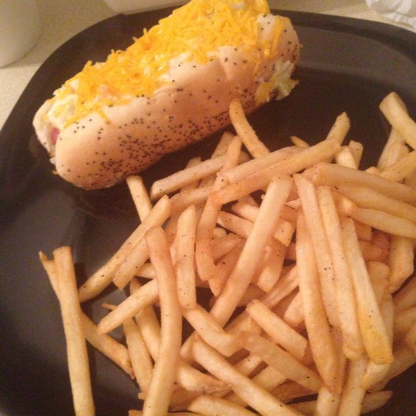 รูปภาพถ่ายที่ Mike&#39;s Chicago Hot Dogs โดย Melissa B. เมื่อ 5/14/2013