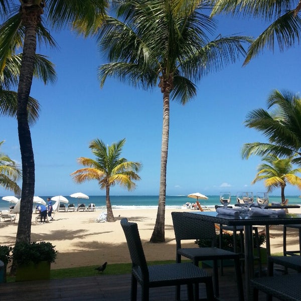 Photo prise au Sirena @ Courtyard by Marriott Isla Verde Beach Resort par Matt M. le2/27/2013