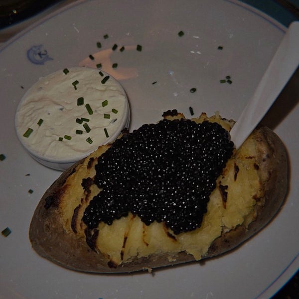 Foto diambil di Caviar Kaspia London oleh 🌸🌸🌸 pada 3/30/2024