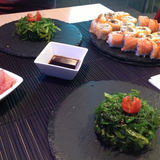 Photo prise au Sushi Store Express par Deborah R. le11/1/2012