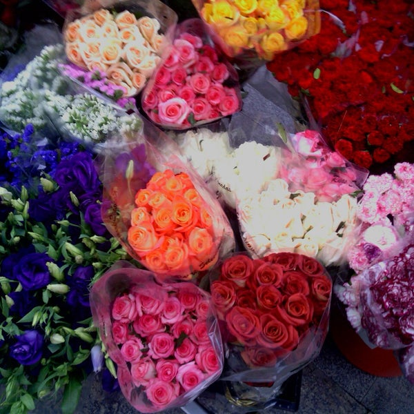 Un rinconcito de La Plaza de Las Flores en los días previos a TODOS LOS SANTOS en los que la plaza brilla con mucho color gracias a los cientos de flores q se ofrecen tradicionalmente en sus puestos.