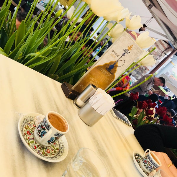 Foto scattata a Mihri Restaurant &amp; Cafe da meryem ö. il 4/15/2018