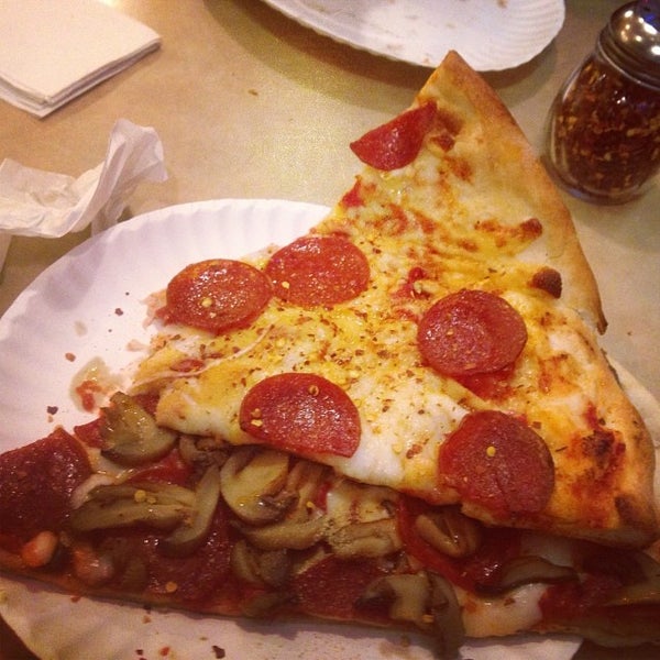 Foto scattata a Mimi&#39;s Pizza Kitchen da Lee_oh il 12/5/2013
