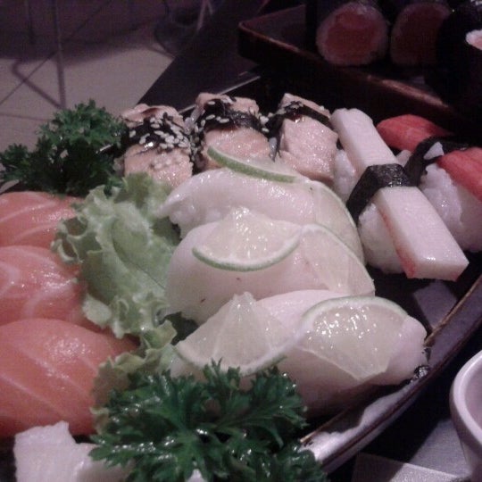 Foto tirada no(a) Sushi Garden por Fabiana R. em 1/15/2013